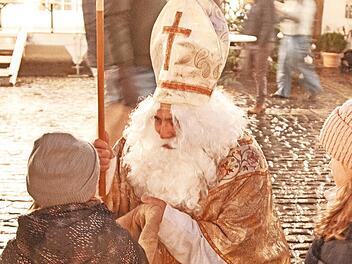 Für die Kinder wird der Nikolaus beim Weihnachtsmarkt da sein.