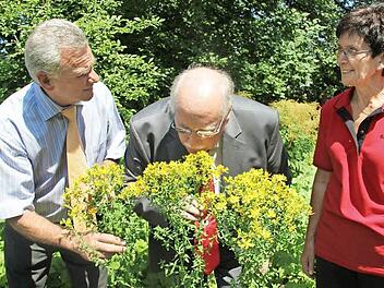 Er war fasziniert vom Kräutergarten. Regierungspräsident Wilhelm Wenning (Mitte). Mit im Bild: Landrat Oswald Marr und die Vorsitzende Gisela Schorn. Fotos: Veronika Schadeck
