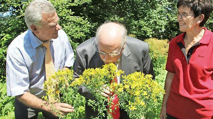 Er war fasziniert vom Kräutergarten. Regierungspräsident Wilhelm Wenning (Mitte). Mit im Bild: Landrat Oswald Marr und die Vorsitzende Gisela Schorn. Fotos: Veronika Schadeck