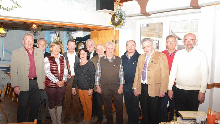 Diese Wanderfreunde wurden mit der Silbernen und Goldenen Ehrennadel des Haßberghauptvereins geehrt.Foto: Gerhard Schmidt