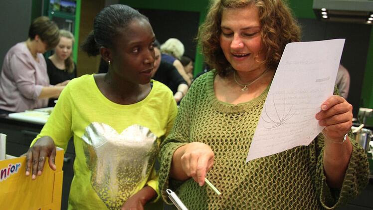 Andrea Boujjia, Migrationsbeauftragte der Caritas (rechts), notierte sich gleich die Rezepte.