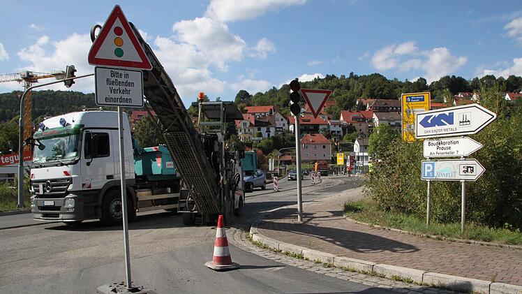 Stau vor der Baustellen-Ampel: Wer an Sinter Metals vorbei in Richtung Römershag wollte, musste lange warten. Doch härter traf es die Autofahrer, die von Römershag in die Stadt unterwegs waren. Foto: Ulrike Müller