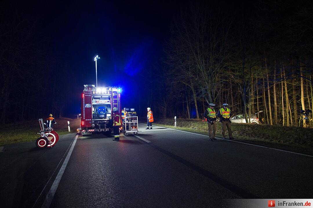 Pkw kracht gegen Baum bei Schwarzenbruck