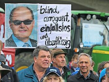 Milchbauern protestieren vor dem Wahlkreisbüro von Agrarminister Christian Schmidt. Foto: Hildenbrand, dpa