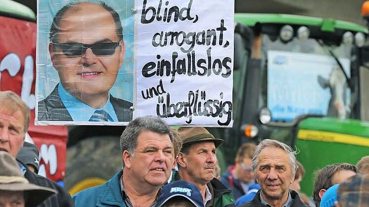 Milchbauern protestieren vor dem Wahlkreisbüro von Agrarminister Christian Schmidt. Foto: Hildenbrand, dpa