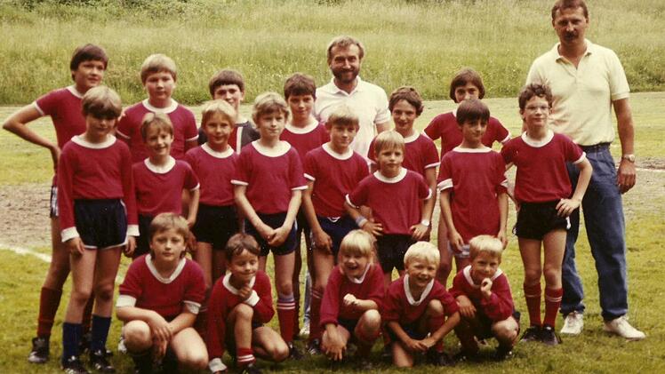 Der Neustart: die Nachwuchskicker des SV Motschenbach 1985/86 mit den Betreuern Erich Vießmann (hinten Mitte) und Kurt Kolb. Foto: privat