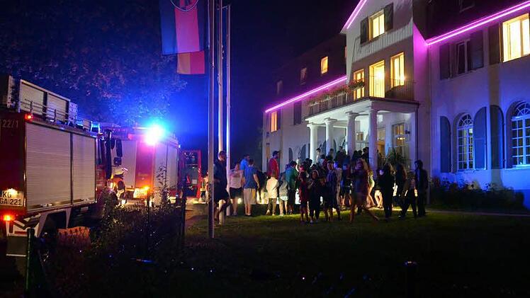 Polizei, Rotes Kreuz und die Freiwillige Feuerwehr Garitz waren am Heiligenhof im Einsatz.  Foto: Peter Rauch