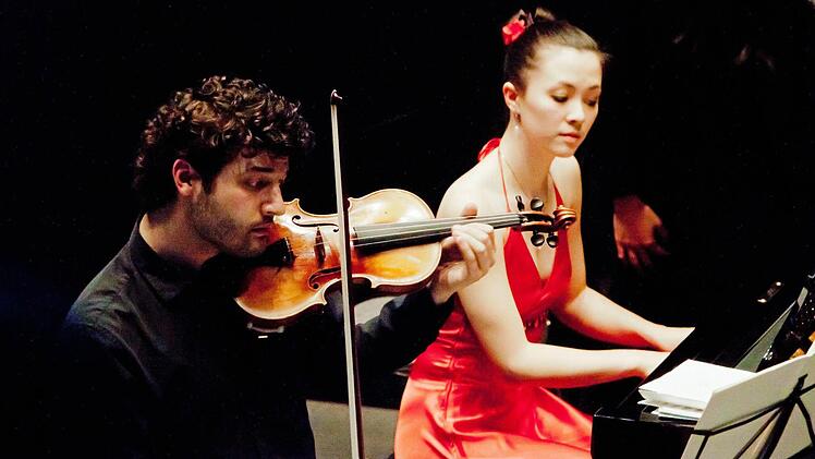 Im April 2015 gestaltete Nina Scheidmantel einen Duo-Abend mit dem jungen Geiger Attila Gergely bei der Coburger "Gesellschaft der Musikfreunde".Foto: Jochen Berger