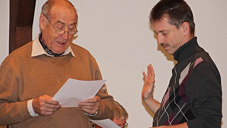 Verbandsvorsitzender Georg Ott (links) vereidigte Jörgen Hellmuth (rechts) aus Ditterswind als neuen Verbandsrat im Wasserzweckverband Gemeinfelder Gruppe. Foto: Helmut Will
