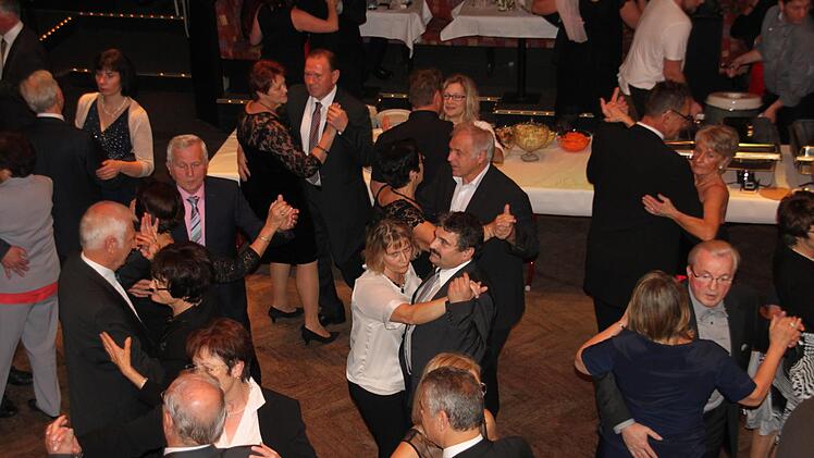 400 Besucher vergnügen sich beim "Schwarz-Weiß-Ball" im Tanzcenter Deuber in Modschiedel. Die Tanzfläche ist immer gut gefüllt.