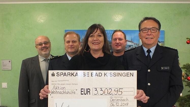 3302,95 Euro für die Weihnachtshilfe der Saale-Zeitung: Redaktionsleiterin Susanne Will freut sich sehr über die Summe. Hinten von links: Bürgermeister Franz Kuhn, Ralf Wiegand, Thorsten Duda und Hilmar Heppt. Martina Straub