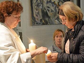 Regina Werner gab die Flamme des Friedenslichts an die Vertreter der Kirchengemeinden weiter.  Foto: Friedrich