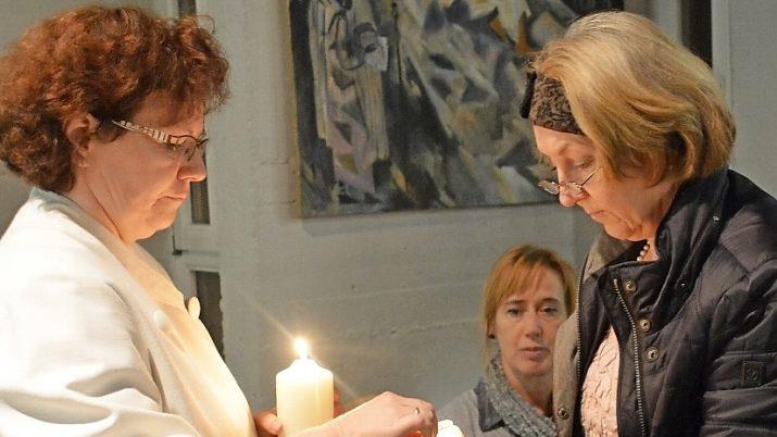 Regina Werner gab die Flamme des Friedenslichts an die Vertreter der Kirchengemeinden weiter.  Foto: Friedrich