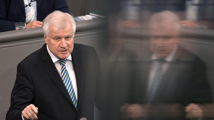 Der Skandal um unzulässig ausgestellte Asylbescheide schlägt hohe Wellen. Im Visier der Kritiker: das Bundesflüchtlingsamt und der zuständige Minister Horst Seehofer. Der kündigt Konsequenzen an. Foto: Ralf Hirschberger/dpa (Archiv)