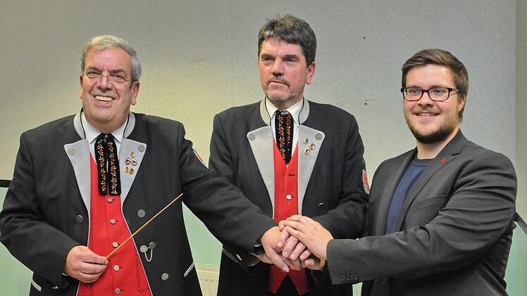 Herfried Schuster, Vorsitzender  Hans Knetzger, und  der neue Dirigent Max Broichhaus (v. l.)  Foto: Karl Heinz Wirth