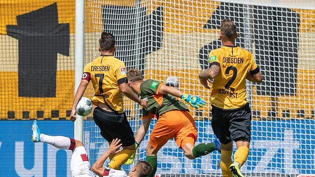 Der Start in die neue Zweitligasaison ist gegl&uuml;ckt: N&uuml;rnbergs Nikola Dovedan (unten) erzielt gegen Dynamos Niklas Kreuzer, Torwart Kevin Broll und Linus Wahlqvist das Tor zum 0:1. Foto: Robert Michael/dpa-Zentralbild/dpa