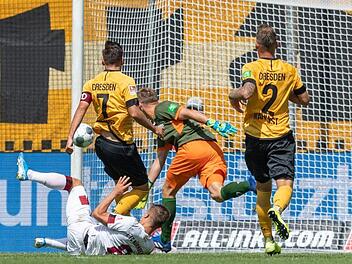 Der Start in die neue Zweitligasaison ist gegl&uuml;ckt: N&uuml;rnbergs Nikola Dovedan (unten) erzielt gegen Dynamos Niklas Kreuzer, Torwart Kevin Broll und Linus Wahlqvist das Tor zum 0:1. Foto: Robert Michael/dpa-Zentralbild/dpa