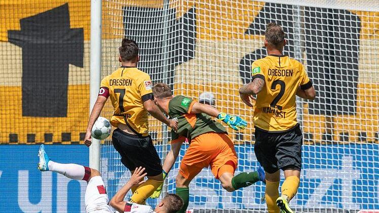 Der Start in die neue Zweitligasaison ist geglückt: Nürnbergs Nikola Dovedan (unten) erzielt gegen Dynamos Niklas Kreuzer, Torwart Kevin Broll und Linus Wahlqvist das Tor zum 0:1. Foto: Robert Michael/dpa-Zentralbild/dpa