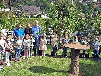 Mit den stolzen Baumbesitzern freuen sich (von links) Zweiter OGV-Vorsitzender Klaus Sesselmann, Bürgermeisterin Susanne Grebner und Erster OGV-Vorsitzender Peter Mastalerz. Foto: Heike Schülein