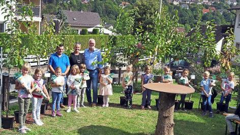 Mit den stolzen Baumbesitzern freuen sich (von links) Zweiter OGV-Vorsitzender Klaus Sesselmann, Bürgermeisterin Susanne Grebner und Erster OGV-Vorsitzender Peter Mastalerz. Foto: Heike Schülein