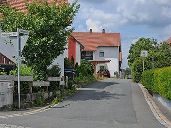 Die Frankenstraße/Ecke Nürnberger Straße, wo man befürchtet,  dass der zunehmende Verkehr die Anwohner belasten wird,  allerdings ist die Gemeinde nur im Besitz der Straße bis zum 30er-Schild.  K. H. Wirth