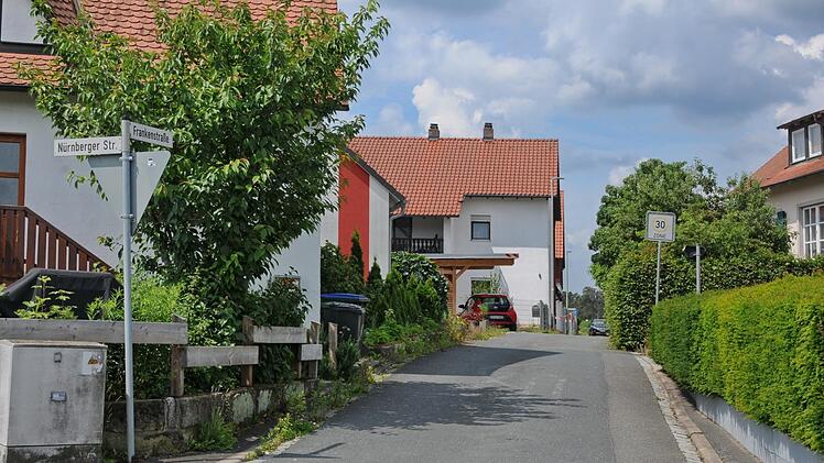 Die Frankenstraße/Ecke Nürnberger Straße, wo man befürchtet,  dass der zunehmende Verkehr die Anwohner belasten wird,  allerdings ist die Gemeinde nur im Besitz der Straße bis zum 30er-Schild.  K. H. Wirth