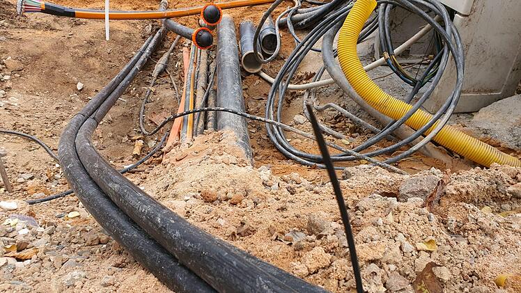 Jede Menge Leitungen bilden das Netzwerk und Lebensgeflecht einer Stadt im unsichtbaren Untergrund. In der Sander Straße wurden alle Leitungen erneuert, bis hin zu Straßenbeleuchtung und Leerrohren für spätere Aufrüstungen technischer Natur. Es ist straßenbautechnisch unmöglich, solche Netzstrukturen in einem Zug zu erneuern. Heute wird grundsätzlich abschnittsweise vorgegangen. Auch Fachfirmen sind beteiligt. Und das macht die Koordination manchmal zeitaufwendig.