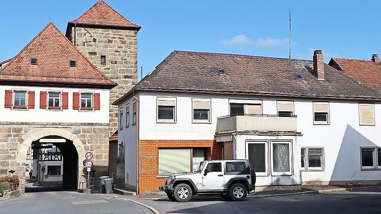 Das Gebäude Oberes Tor 3 soll zugunsten von Grünflächen und Stellplätzen abgerissen werden.