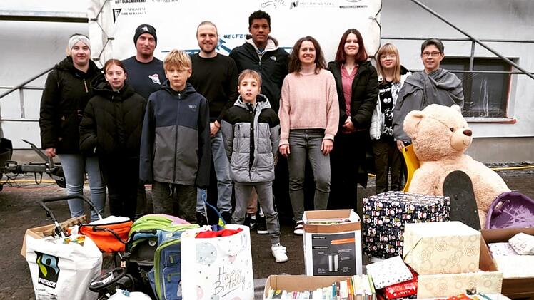 Landkreis Bad Kissingen: "Tuner helfen Kindern": Auto-Fans verteilen fast 300 Geschenke