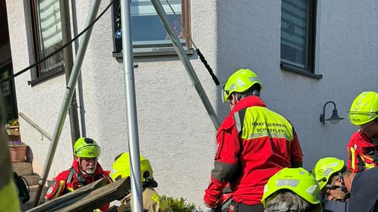 Weisendorf: Frau stürzt in drei Meter Schacht - Höhenrettung vor Ort