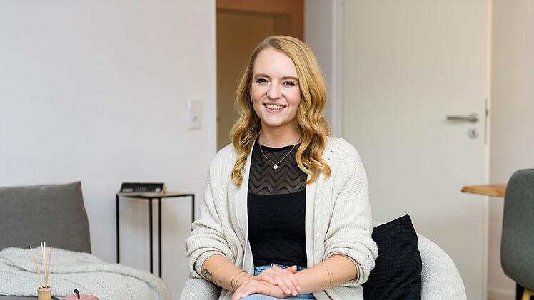 Joeline Bormann hat bereits mit 20 Jahren ihre erste Immobilie erworben. Heute weiß sie ganz genau, worauf es ankommt, und gibt ihre wertvollen Tipps und Tricks gerne weiter. Sie zeigt Neulingen, wie man mit der richtigen Strategie erfolgreich durchstartet.