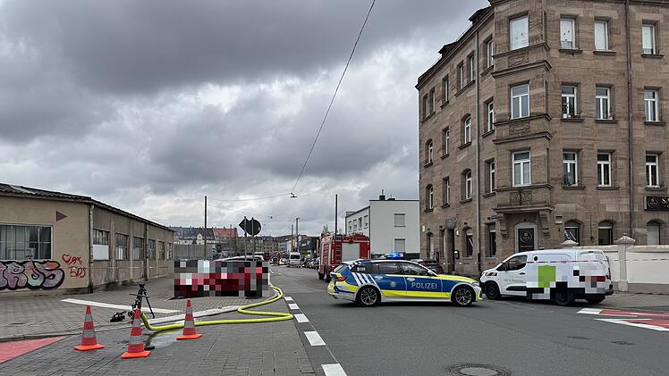 Verpuffung in Autolackiererei f&uuml;hrt zu Vollbrand - Warnung f&uuml;r Anwohner