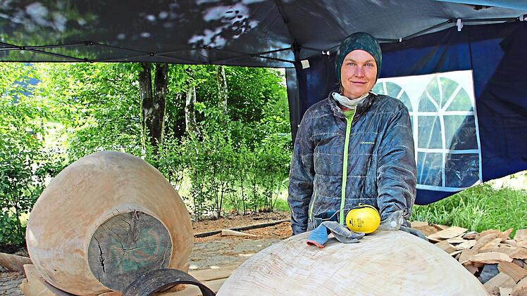 Susanne Assum hat aus einem gro&szlig;en Eichenstamm zwei glatte, kugelf&ouml;rmige Gebilde geformt.