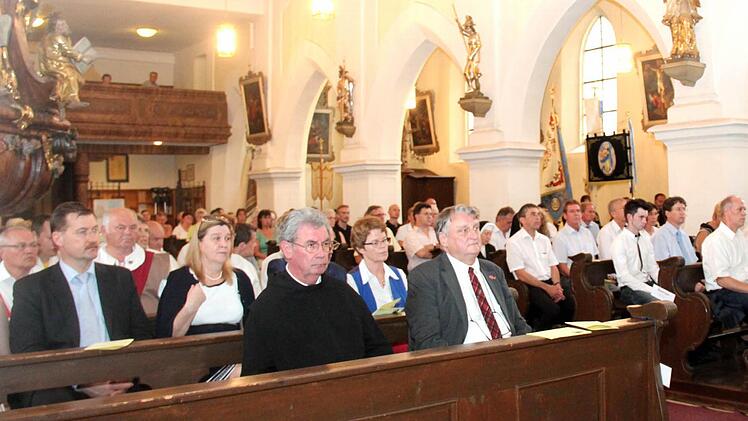 Blick auf die Gläubigen - li neben Landrat Irlinger Provinzsekretär Vater E. Bauer. Foto: Blum