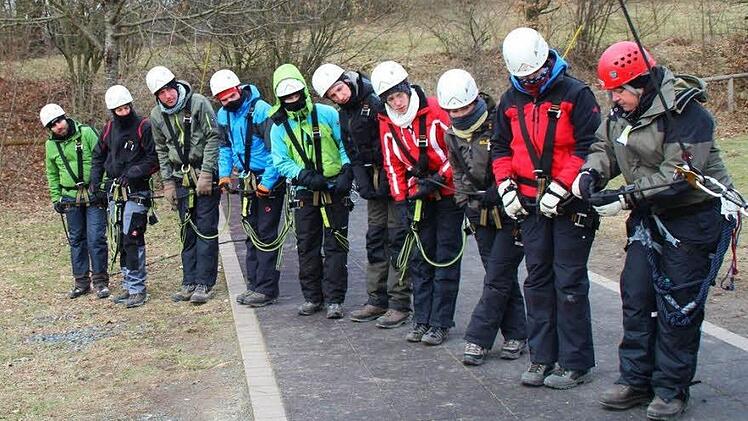 Annekatrin Vogler (Bildungsreferentin für den Hochseilgarten Volkersberg, ganz rechts außen) bei der Ausbildung neuer Hochseilgartentrainer im Frühjahr 2013; u.a. Teresa Menninger (Werneck), Matthias Krämer (Würzburg), Markus Oster (Aschaffenburg), Adrian Deptuch (Aschaffenburg), Kendra Scheel (Marburg)