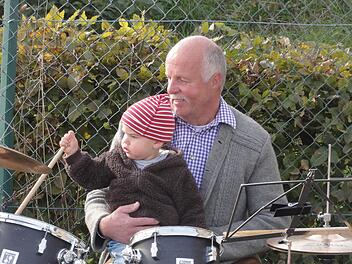 Früh übt sich der kleine Drummer mit Dirigent Jürgen Kröckel . Foto: Wolfgang Wimmel