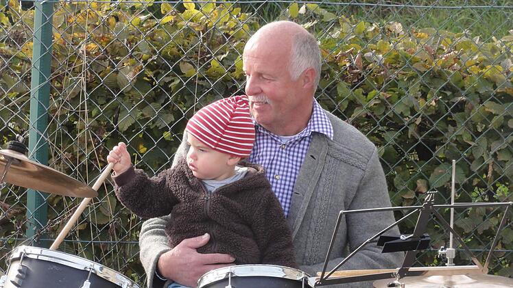 Früh übt sich der kleine Drummer mit Dirigent Jürgen Kröckel . Foto: Wolfgang Wimmel