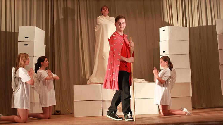 Gott (Lukas Büchner) und Teufel (Uwe Ehbauer)schließen die Wette um die Seele Faustens ab.