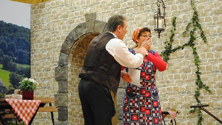 Wirt Heinrich (Werner Müller) versucht, die hysterische Dorftratsche Josefa (Karola Rüttiger) zu beruhigen. Foto: Evelyn Schneider