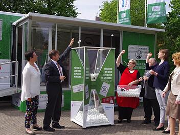 Vor der großen Sanduhr des Pflegetrucks machen (v. l.) Daniela Wölfel, MdL Hermann Imhof, Cornelia Thron, Heinz Hausmann, MdB Emmi Zeulner und Karin Pfadenhauer mit weißen Bällen klar, wie knapp die Zeit in der Pflege ist. Foto: Heike Schülein