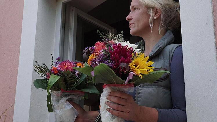 Jeder Gast bekommt von Petra Fischer einen Blumenstrauß, ein kleines Mitbringsel aus dem Gartenparadies.