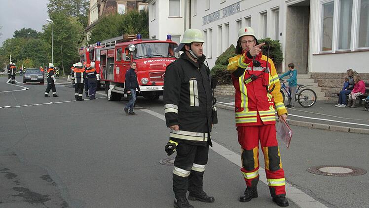 Lagebesprechung mit Einsatzleiter Michael Ködel - 87 Feuerwehrleute waren bei der Schauübung im Einsatz.