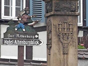 Das Archivbild von dem Landsknecht-Wegweiser am Karmelitenbrunnen entstand 2004. Foto: Ronald Rinklef