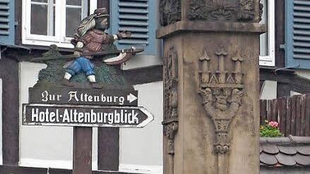 Das Archivbild von dem Landsknecht-Wegweiser am Karmelitenbrunnen entstand 2004. Foto: Ronald Rinklef