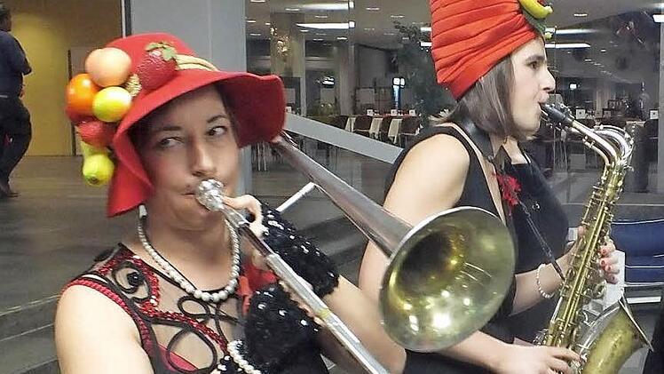 "Venusbrass" machte bereits zum Empfang im Foyer Lust auf einen jazzigen Abend.  Fotos: Manfred Welker
