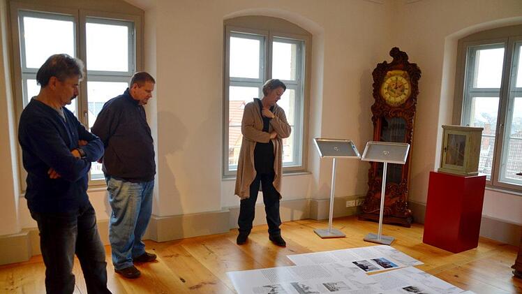 Letzte Abstimmung über die Texttafeln für die Ausstellung mit Rainer Zeh, Robert Schäfer und Annette Schäfer (von links nach rechts) Foto: Andrea Spörlein