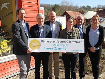 Beim Startschuss des Bürgerenergiepreises in der Umweltstation Lias-Grube in Unterstürmig: Ingo Schroers, Mitglied der Geschäftsleitung der Bayernwerk-Netz-GmbH (l.), Regierungsvizepräsident Thomas Engel (2. v. l.), stellvertretender Landrat Otto Siebenhaar (2. v. r.) und Bürgermeister Claus Schwarzmann (3. v. l.). Mit dabei  sind die stellvertretende Leiterin der Umweltstation, Ceara Elhardt, und die Umweltpädagogin Nicole Diller (r.). Foto: Mathias Erlwein