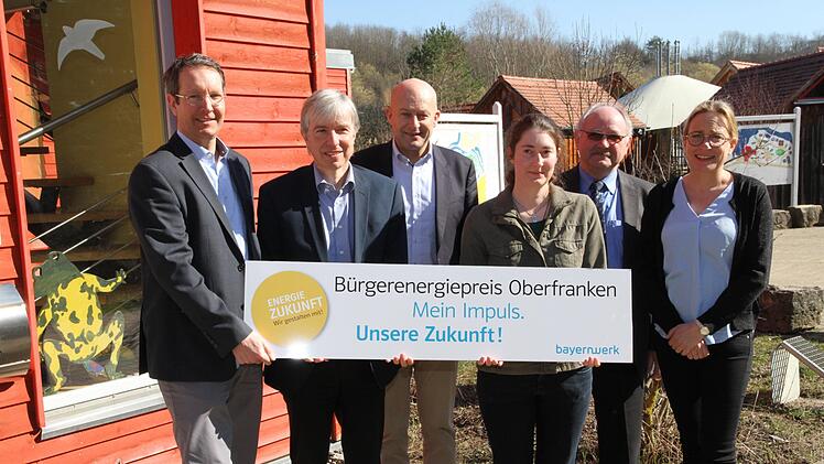 Beim Startschuss des Bürgerenergiepreises in der Umweltstation Lias-Grube in Unterstürmig: Ingo Schroers, Mitglied der Geschäftsleitung der Bayernwerk-Netz-GmbH (l.), Regierungsvizepräsident Thomas Engel (2. v. l.), stellvertretender Landrat Otto Siebenhaar (2. v. r.) und Bürgermeister Claus Schwarzmann (3. v. l.). Mit dabei  sind die stellvertretende Leiterin der Umweltstation, Ceara Elhardt, und die Umweltpädagogin Nicole Diller (r.). Foto: Mathias Erlwein