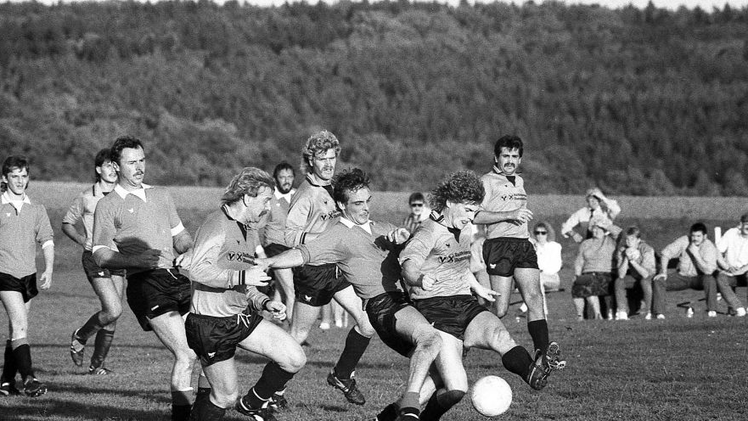 Turbulente Szene im Spiel des SV Albertshausen gegen den FC Westheim. Die Aufnahme entstand am 22. Oktober 1989. Foto: ssp