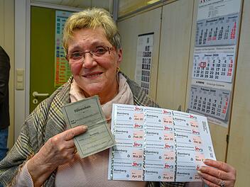 Roswitha Wagner war die erste, die ihren F&uuml;hrerschein abgegeben hat und daf&uuml;r ein Jahr kostenlos in Bamberg den Bus nutzen darf. Foto: Ronald Rinklef